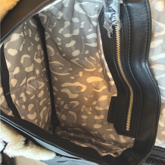 BRAND NEW, NEVER USED Aimee Kestenberg All for Love Convertible Shoulder bag. - Picture 5 of 12